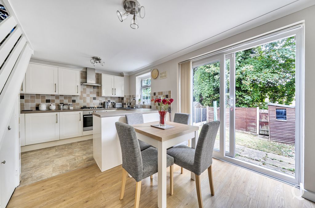 Property photo 3 of 21 d27Cba72-7F90-41d...