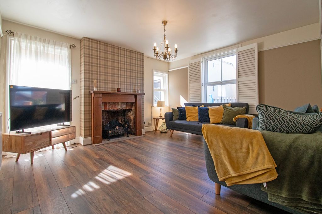 Property photo 2 of 27