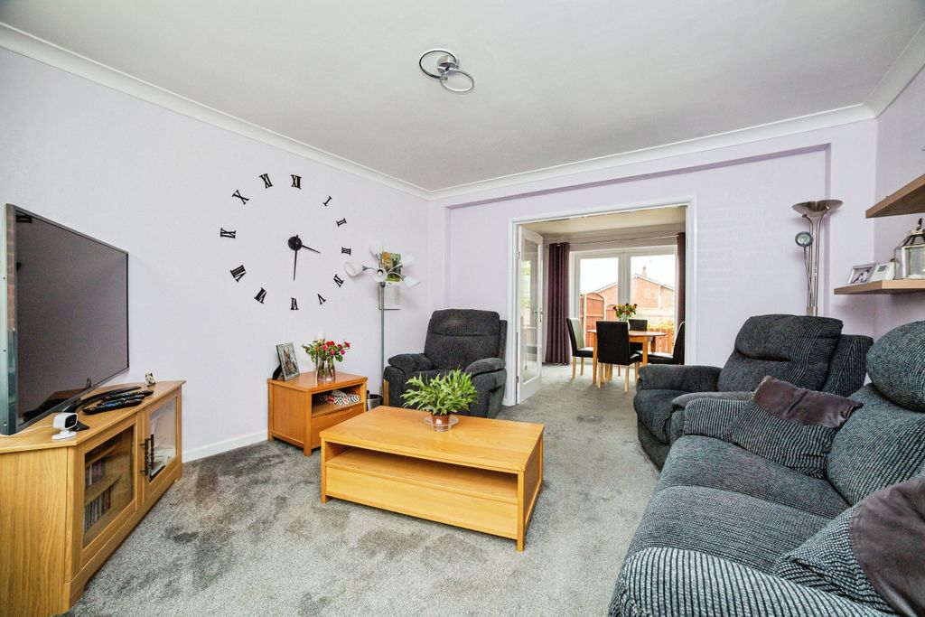Property photo 2 of 17 Lounge