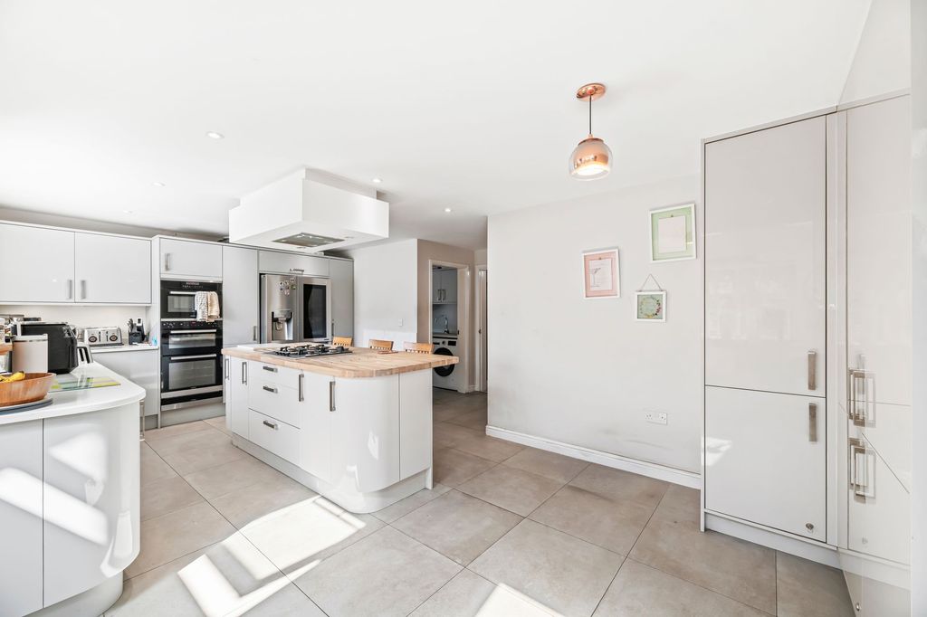 Property photo 3 of 31 Kitchen/Breakfast Room
