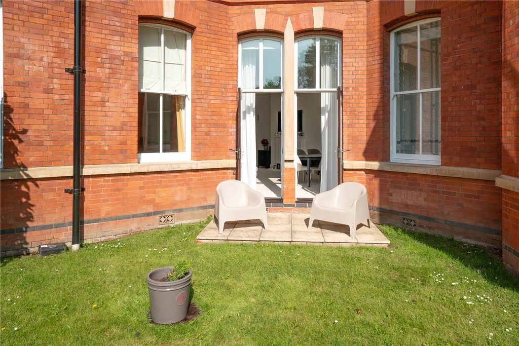 Property photo 3 of 20 Terrace