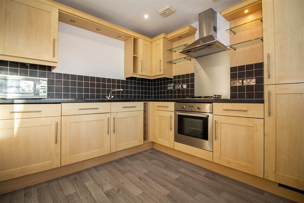 Property photo 3 of 8 Kitchen