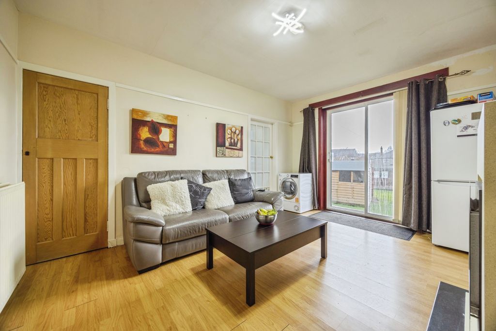 Property photo 2 of 17 2W8A7910