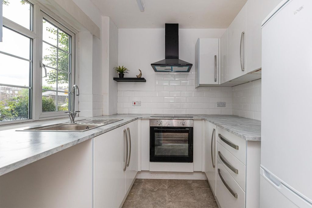 Property photo 3 of 19 Kitchen