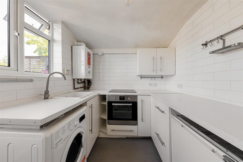 Property photo 3 of 19 Murchison Road, E10