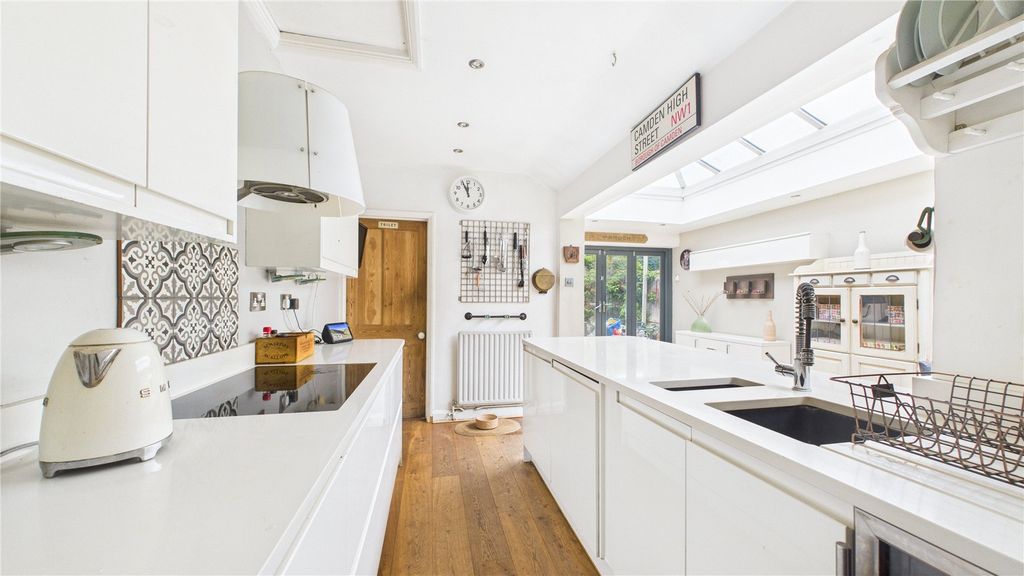 Property photo 3 of 16 Picture 3