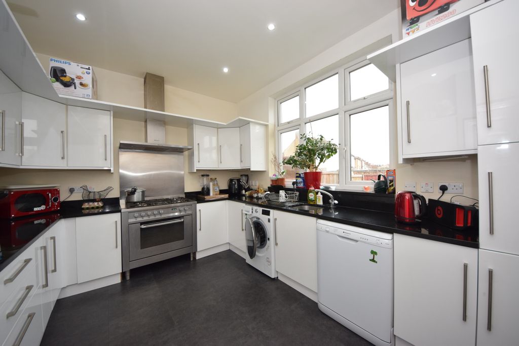Property photo 1 of 7 053