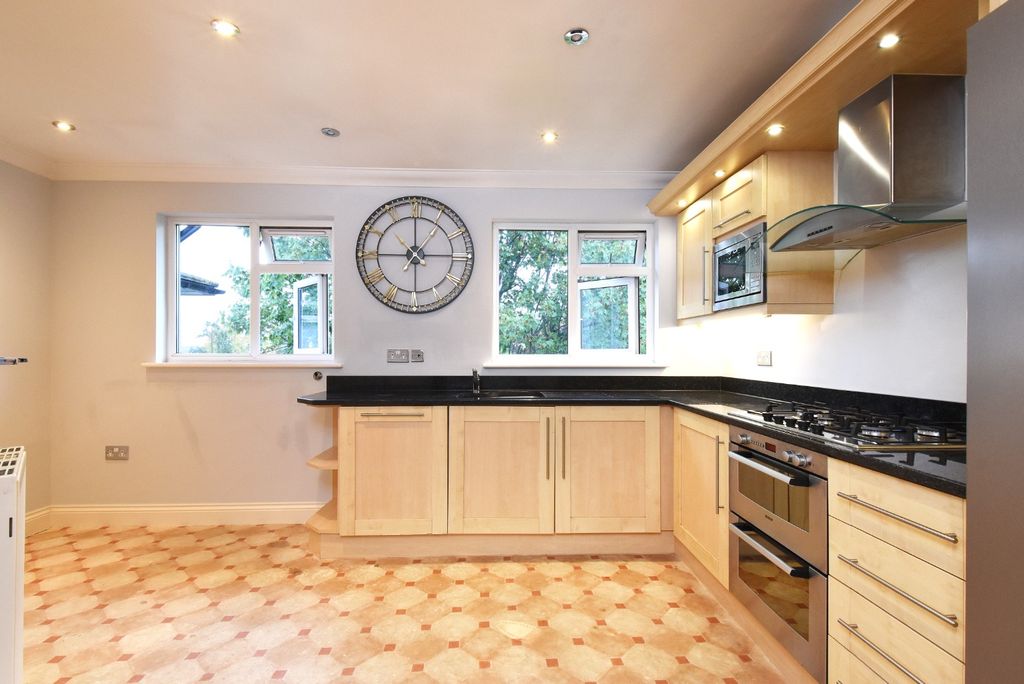 Property photo 2 of 12 5704681