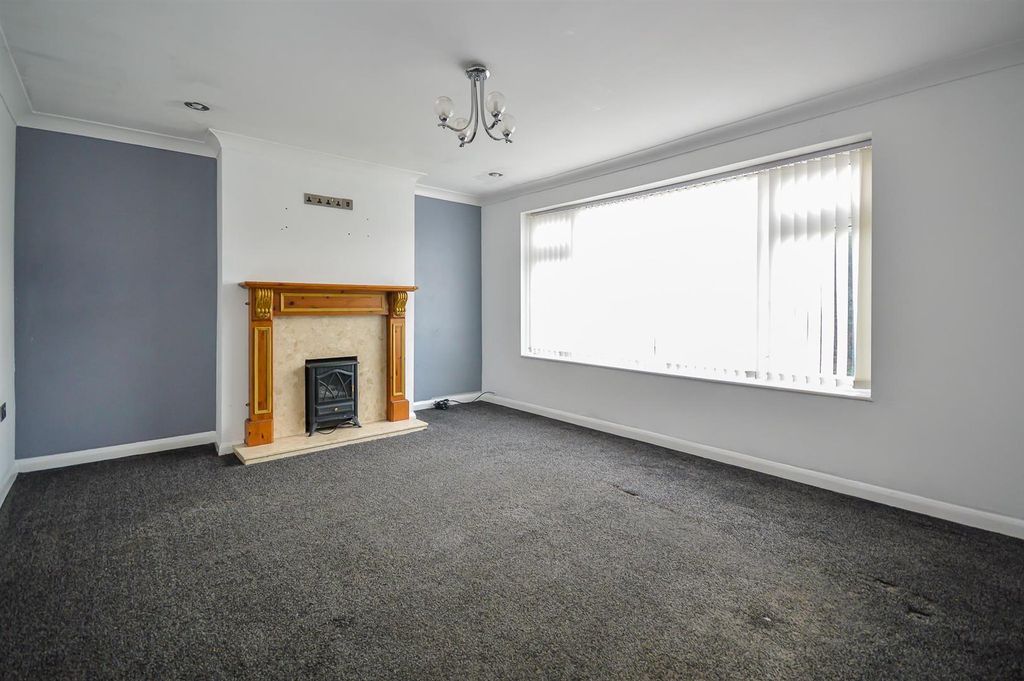 Property photo 1 of 10 Living Room