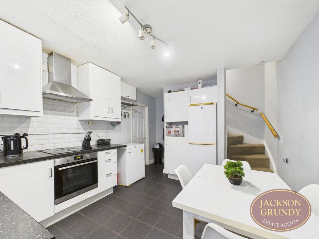 Property photo 2 of 16 Dore Close