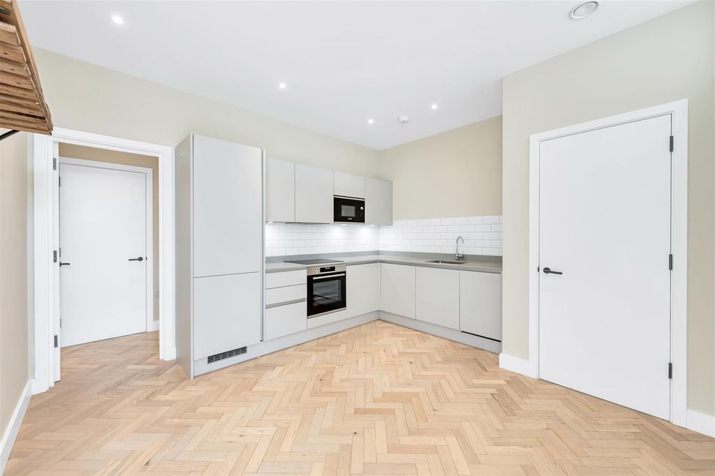 Property photo 2 of 17 19 Alexandra House-6.Jpg