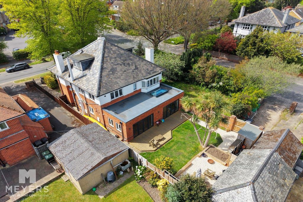 Property photo 2 of 31