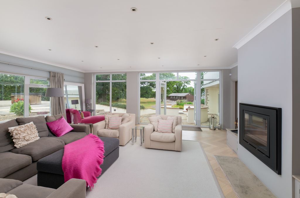 Property photo 3 of 19 Sitting Room