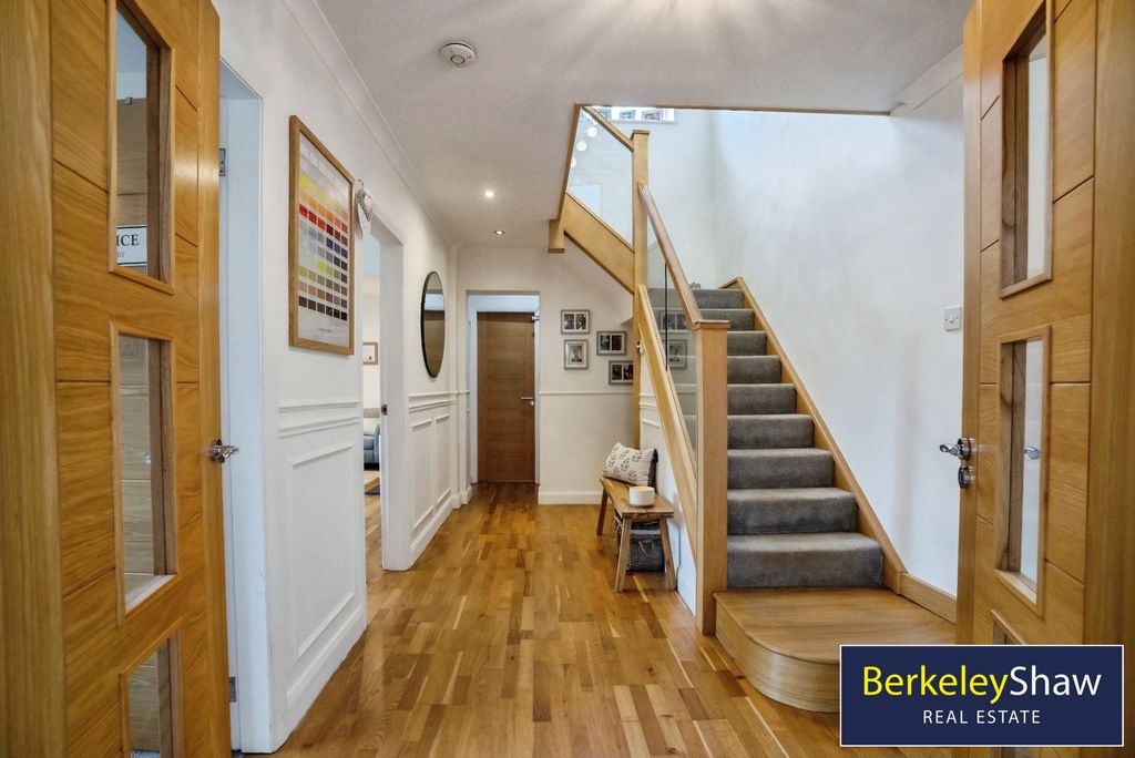 Property photo 2 of 40 Hall