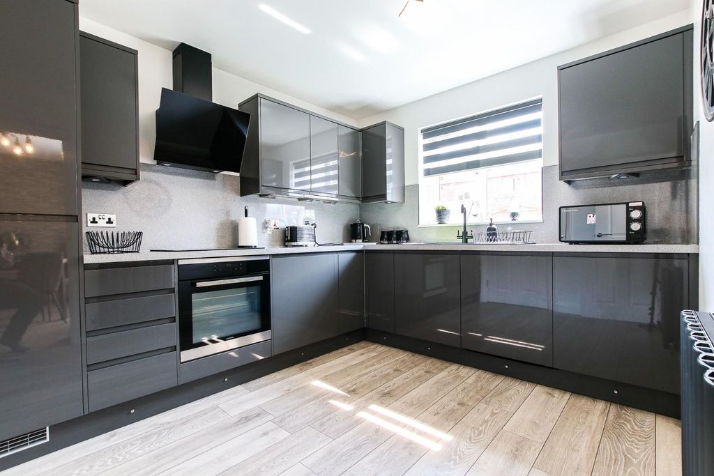 Property photo 3 of 17 Kitchen