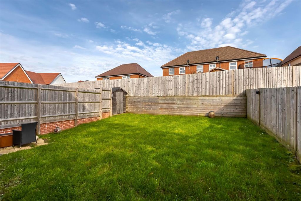 Property photo 3 of 17 Littlemead Close.Jpg