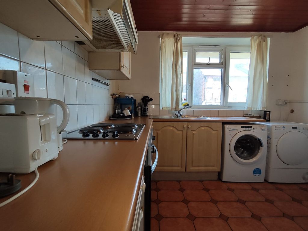 Property photo 1 of 7 Greatly Located Bright Room In A Shared Flat With 3 Other People Only!