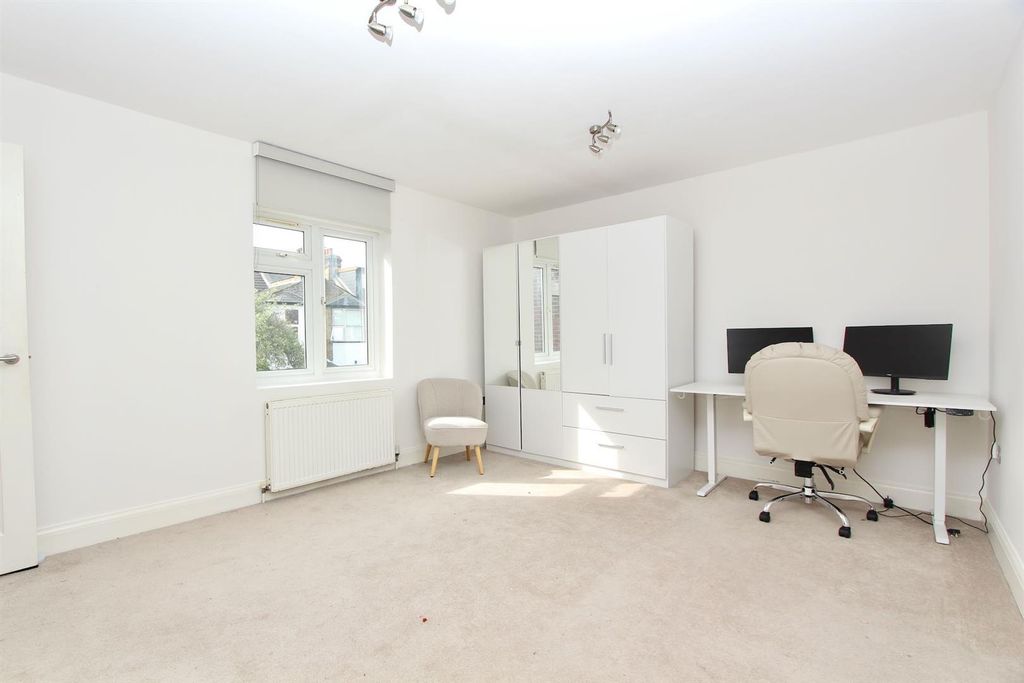 Property photo 2 of 14 Frome Road, N22