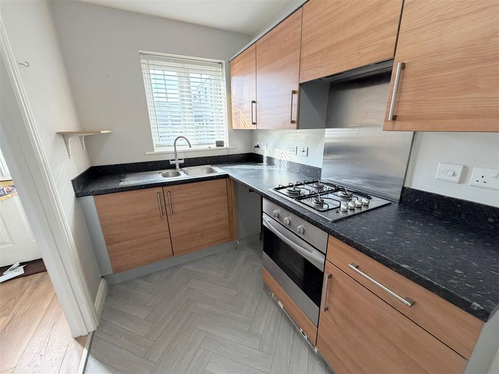 Property photo 3 of 11 Kitchen