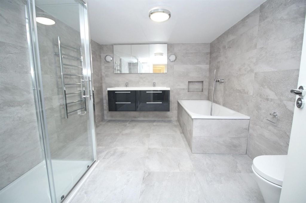 Property photo 3 of 9 Bathroom