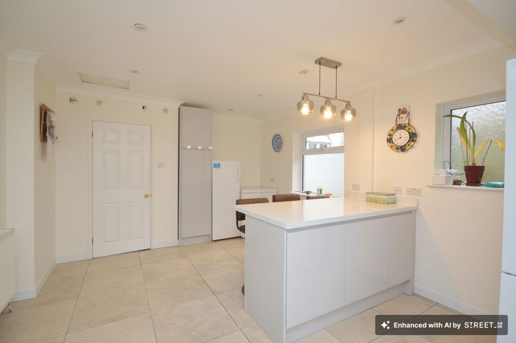 Property photo 2 of 31