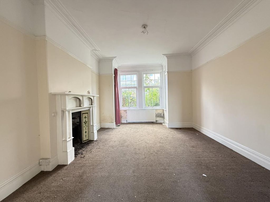 Property photo 2 of 18 College Avenue 26 - Lounge Front.Jpg