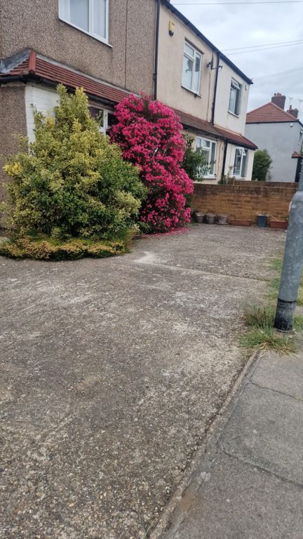 Property photo 3 of 11 Front Parking1