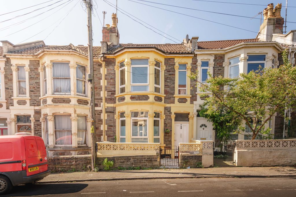 Property photo 2 of 13 27