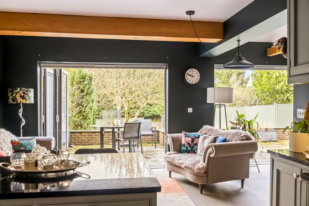 Property photo 2 of 28