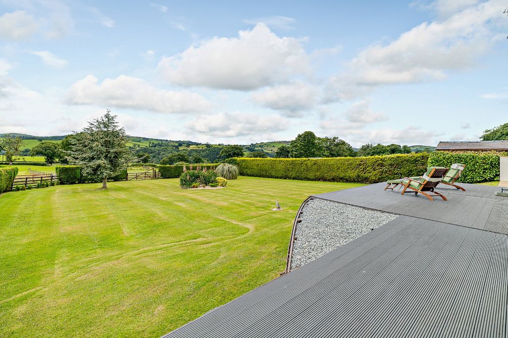 Property photo 3 of 27 Garden & Terrace