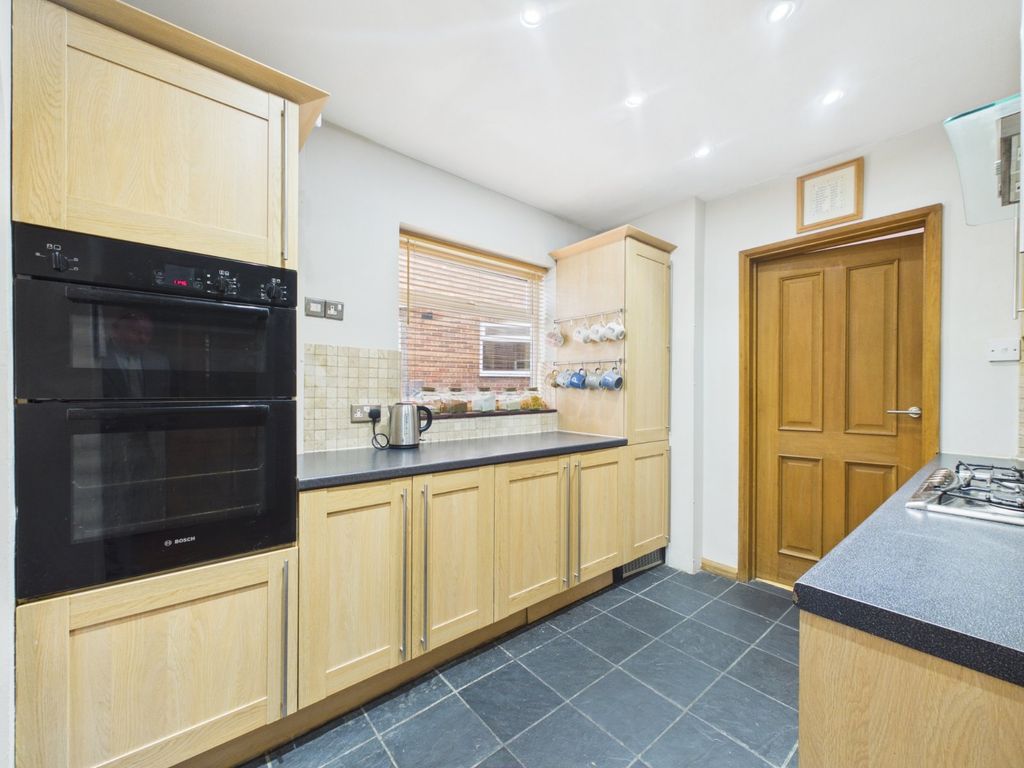 Property photo 3 of 19 Kitchen
