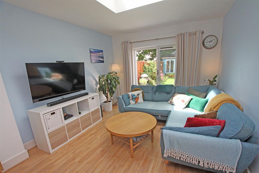 Property photo 3 of 19 Living B.Jpg