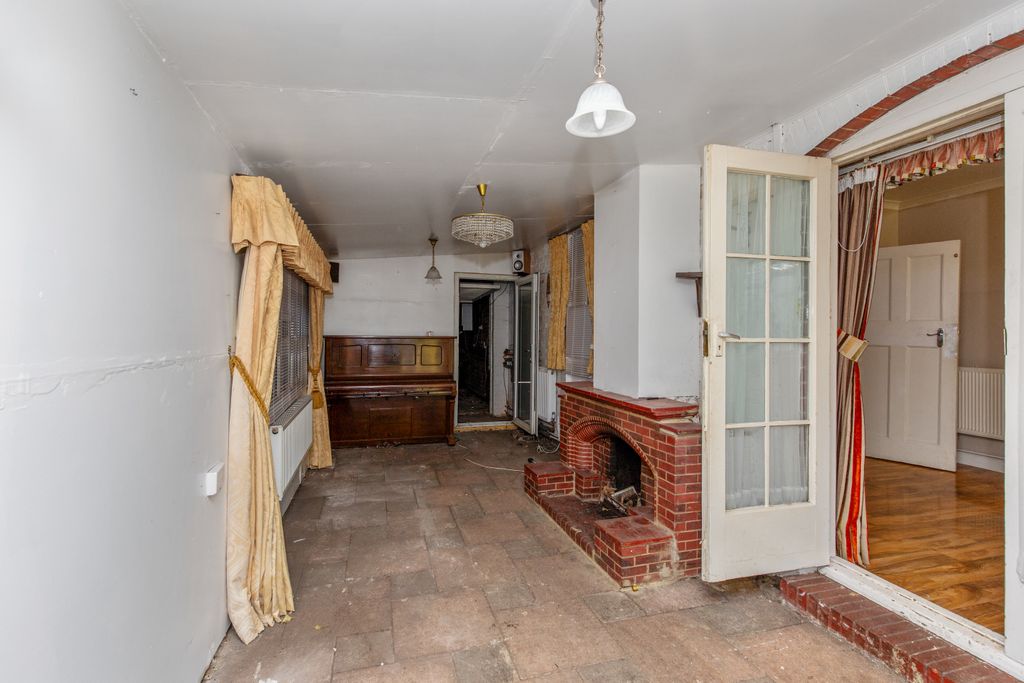 Property photo 3 of 30 152 Connaught Road, Brookwood, Woking Gu24 0Al