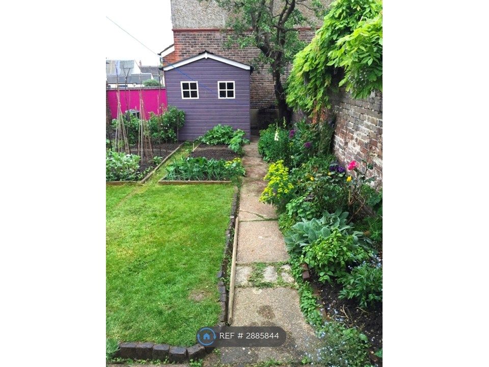 Property photo 2 of 18 South Facing Back Garden