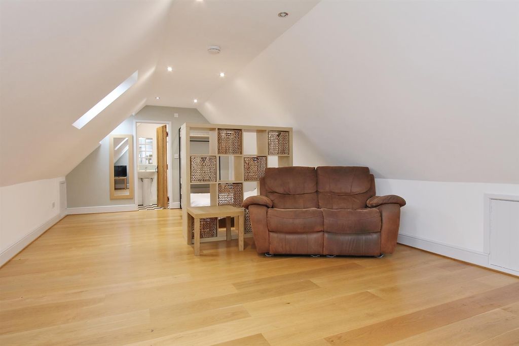 Property photo 2 of 11 The Studio, Newport Barn (7).Jpg