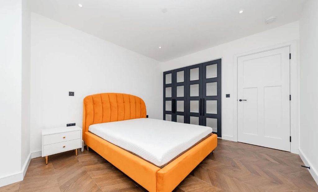 Property photo 1 of 8 3 Bed Flat To Rent Brook Street, Kingston Upon Thames Kt1
