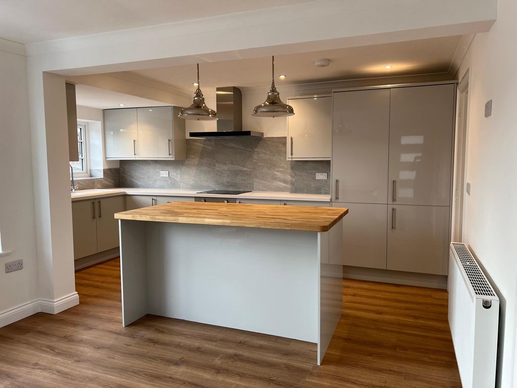 Property photo 2 of 28 Kitchen Diner (Image 1)