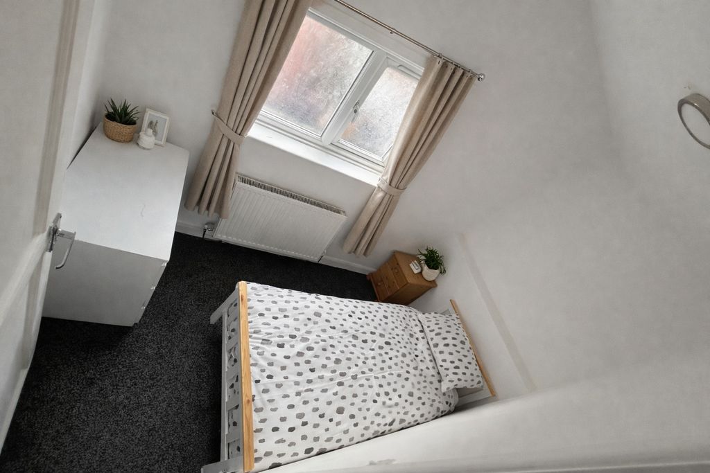 Property photo 3 of 7 Bright, Simply Furnished Single Bedroom With A Nea...