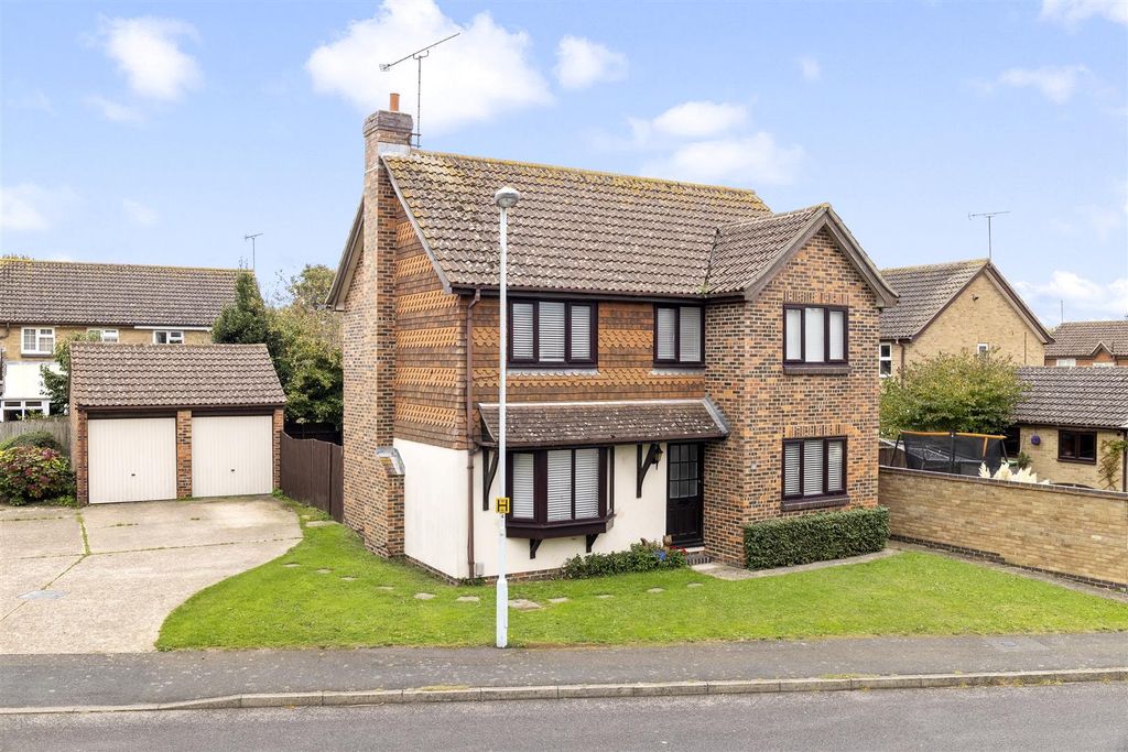 Property photo 1 of 17 Carisbrooke Drive, 10-002.Jpg