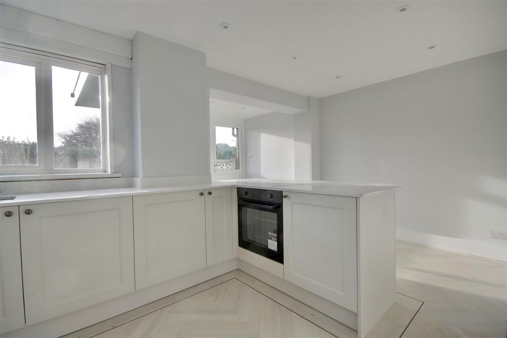 Property photo 3 of 13 3A0C3F01-506B-439D-Bed2-81Eb65B2E552_1_201_A.Jpeg