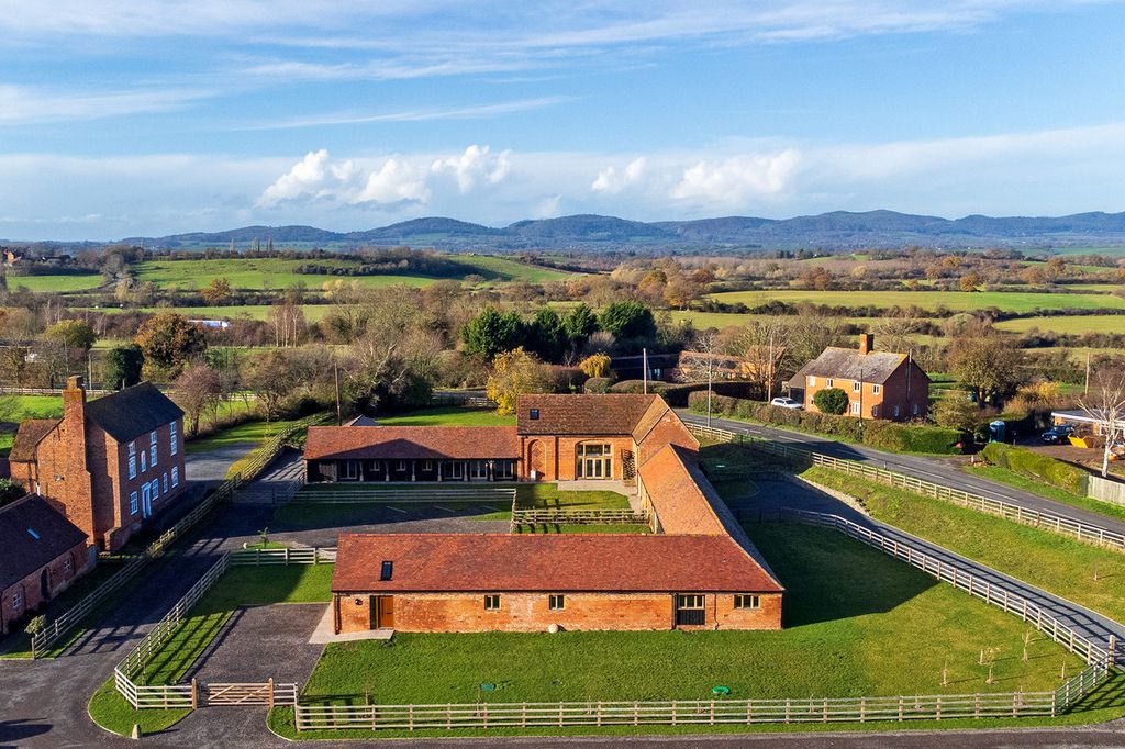 Additional image 15 of 4 bed barn conversion to rentLong Green, Tewkesbury GL19