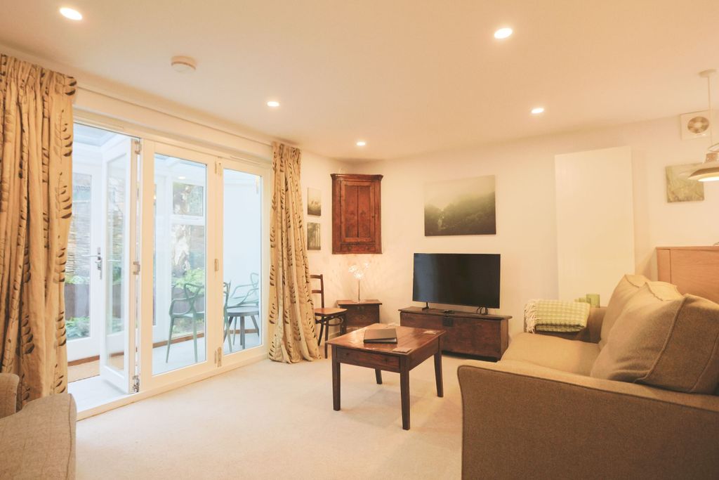 Property photo 2 of 28