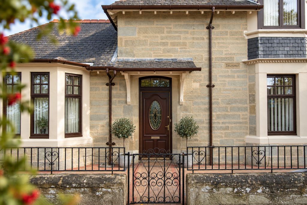 Property photo 2 of 31