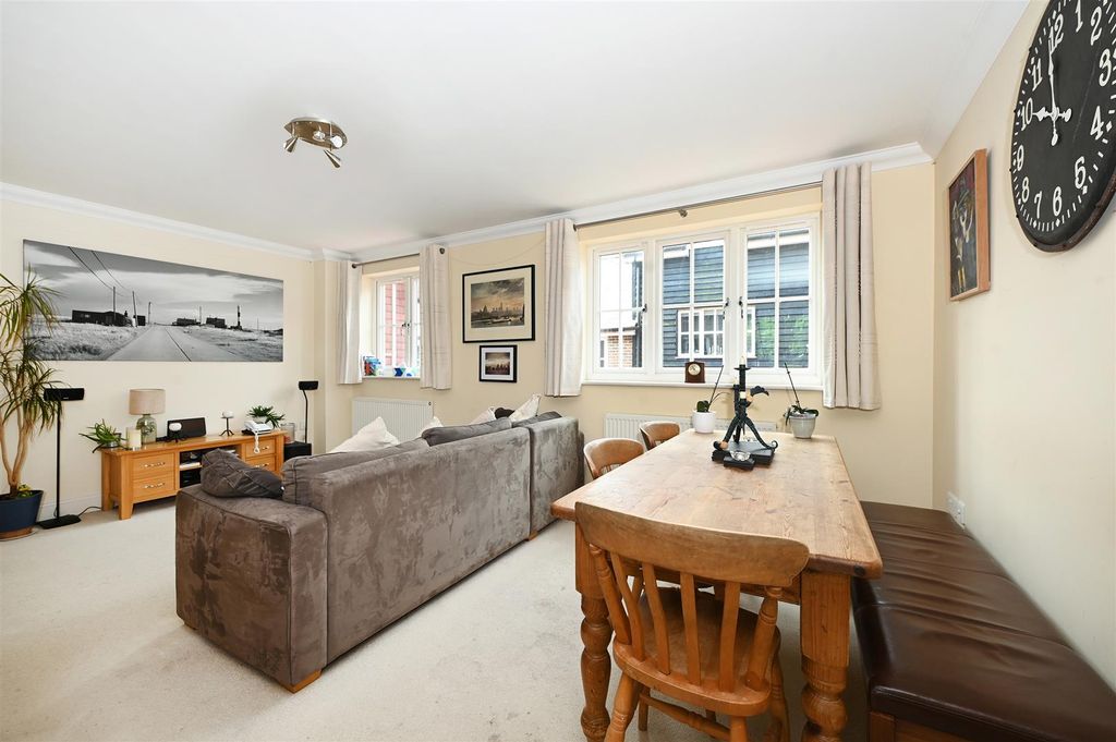 Property photo 3 of 13 4 The Burnhams Tn31 (9)