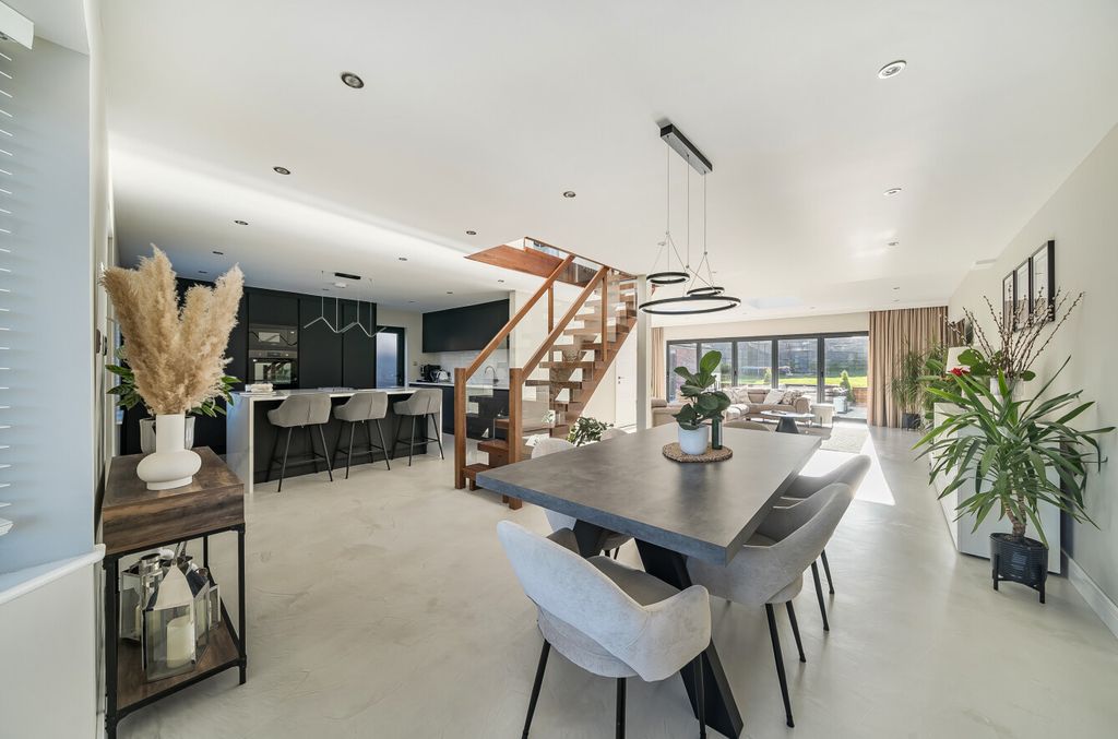 Property photo 3 of 18 1396049-11-695E62...