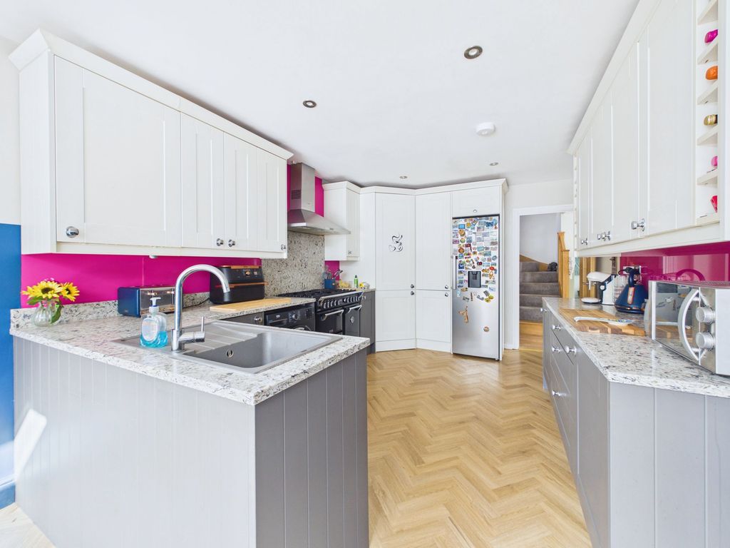 Property photo 3 of 25 Kitchen