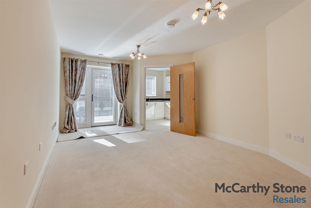 Property photo 3 of 20 Lounge