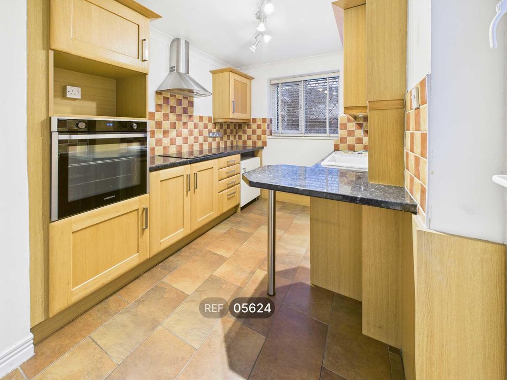 Property photo 3 of 11 Kitchen