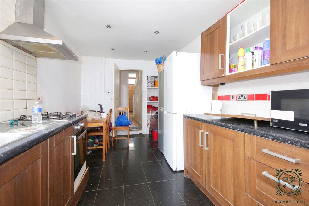 Property photo 2 of 10 Kitchen