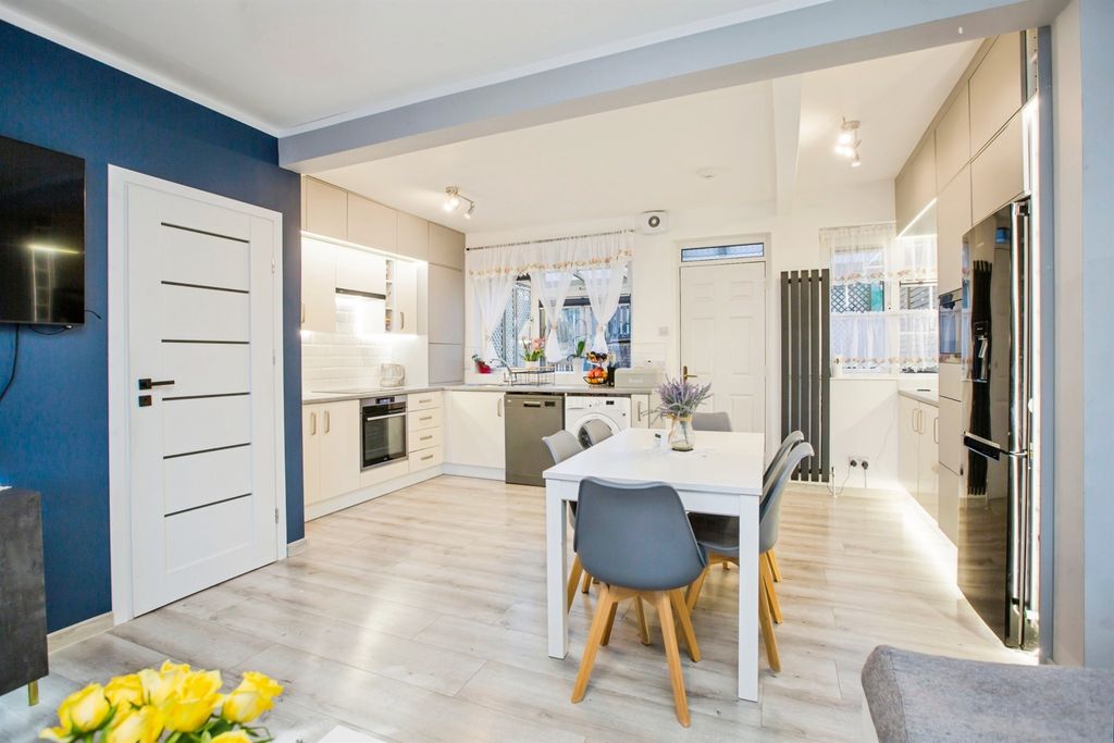 Property photo 2 of 28